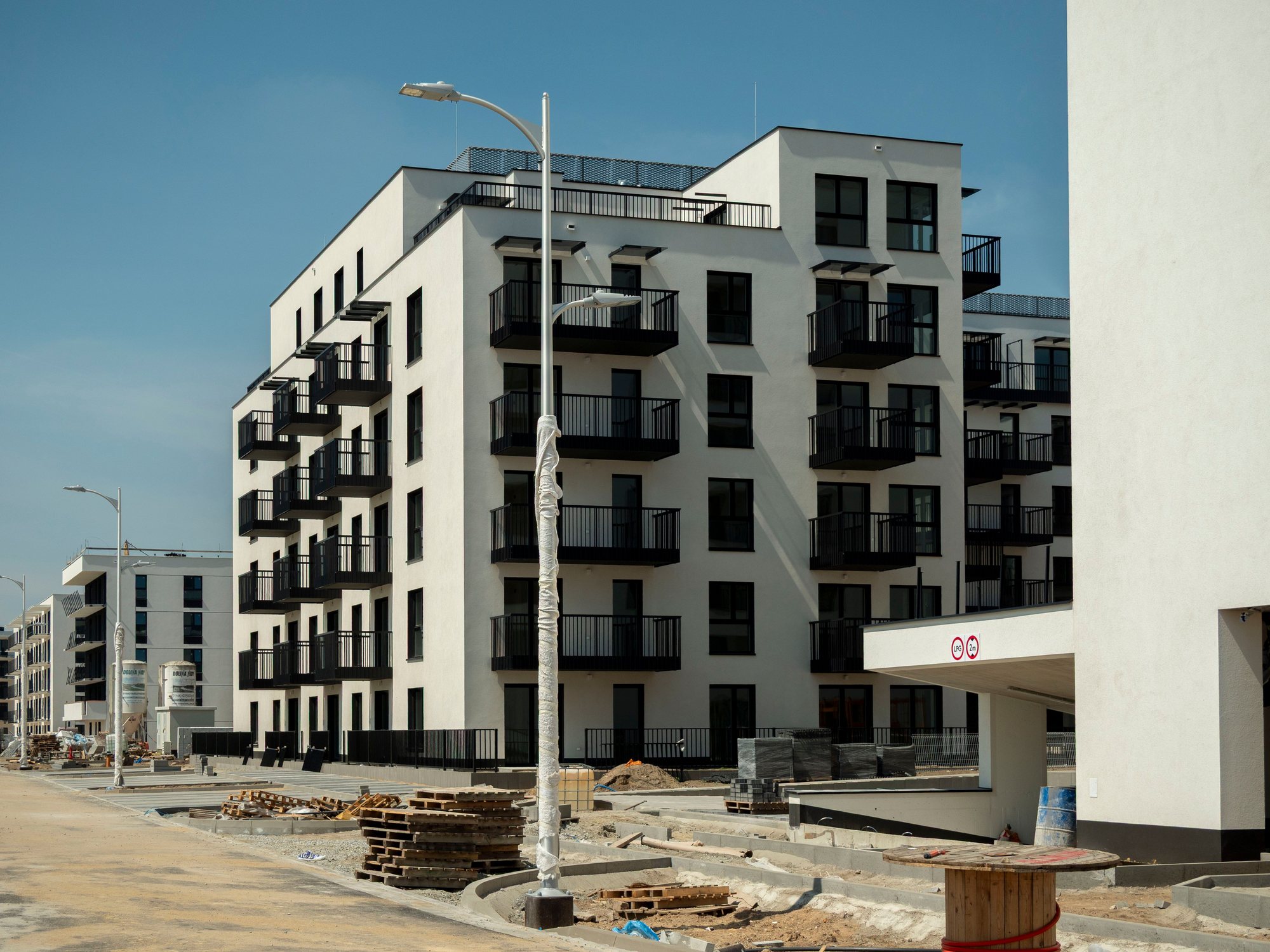 Haus A des Quartiers Ammerfeld, im Vordergrund die noch unfertigen Außenanlagen